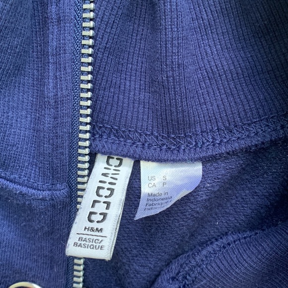 Beautiful navy blue crew neck with embroidered stripes on arms - Picture 2 of 3